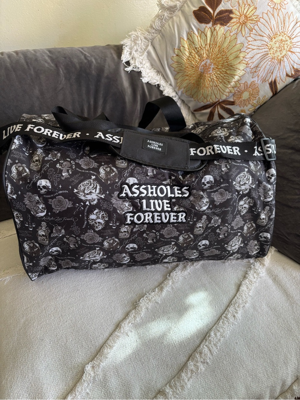 ALF******** Live Forever
Emotional Baggage Skull Bottle Rose
Strap Duffle Bag